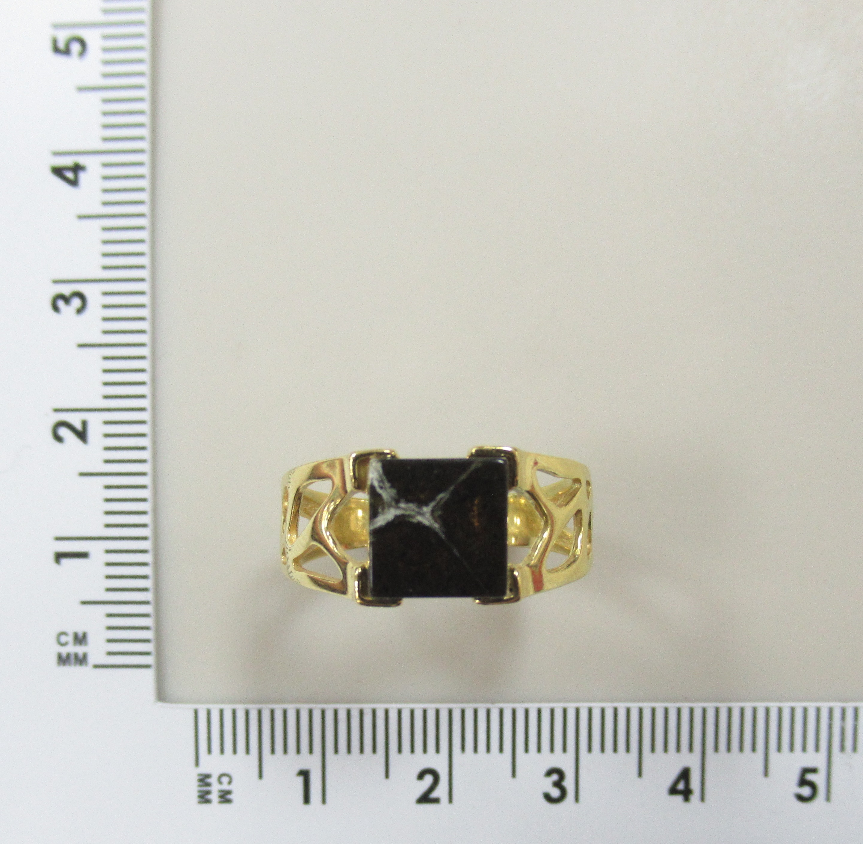 Серебряное кольцо с янтарем